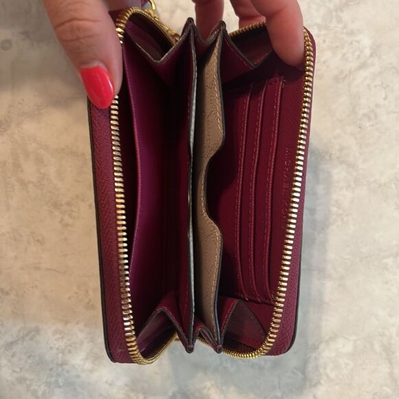 Michael Kors zip around wallet - Picture 3 of 7